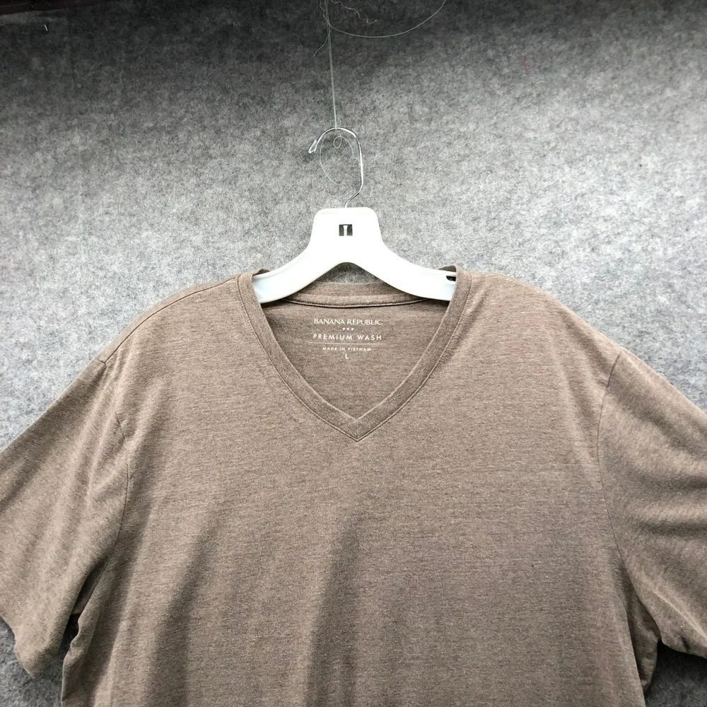 Banana Republic Premium Wash V-Neck T-Shirt Mens L Sanded Khaki Short Sleeve Tee